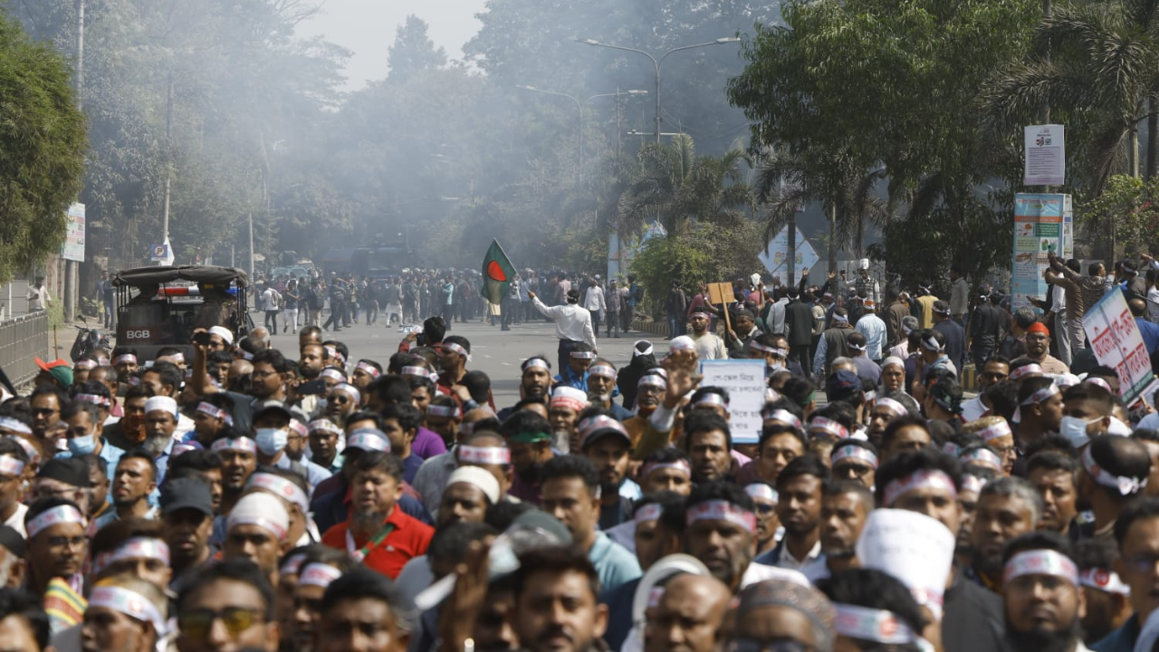 পে স্কেল বাস্তবায়নের দাবিতে যমুনা ঘেরাও, পুলিশের টিয়ারশেল নিক্ষেপ