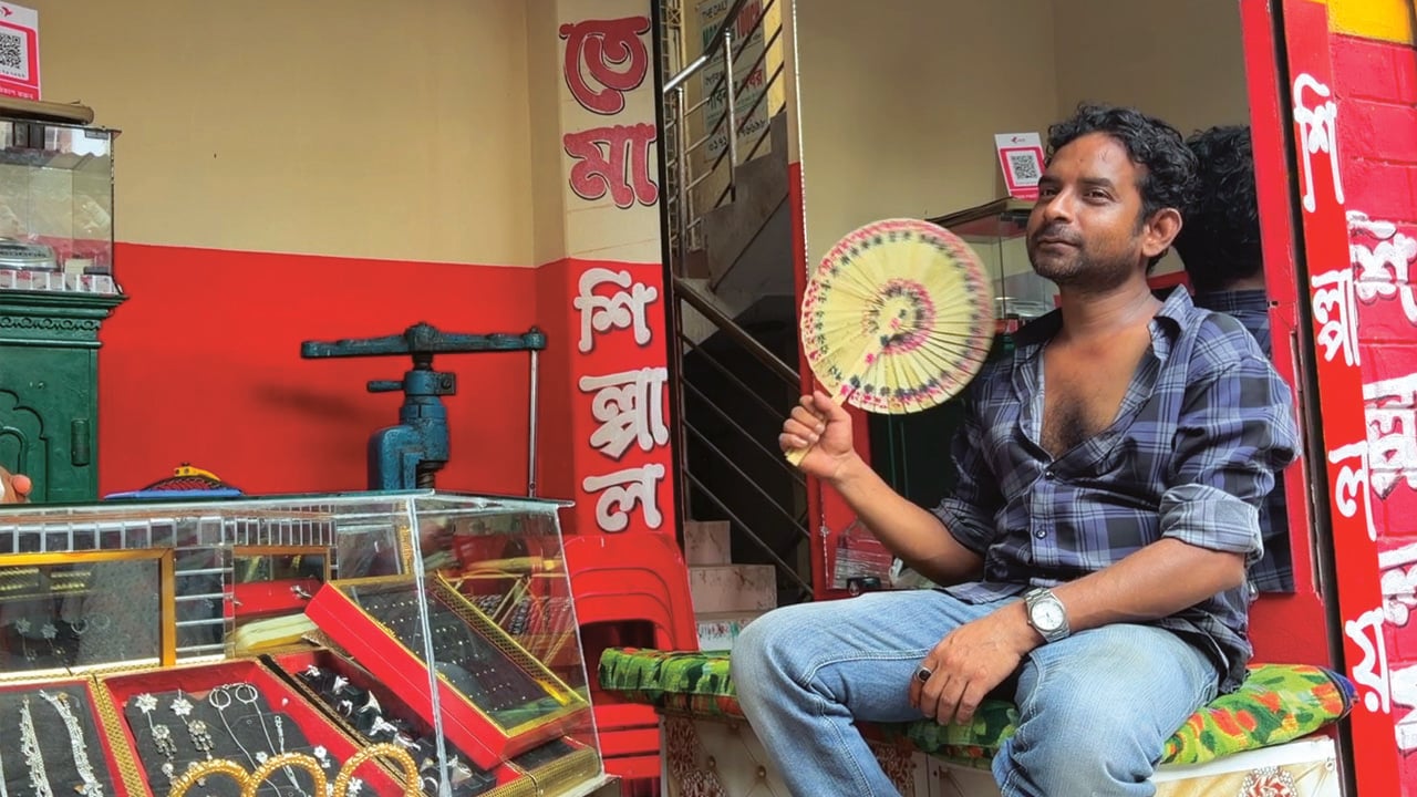 পাবনায় বেড়েছে লোডশেডিং, বিপাকে পরীক্ষার্থীরা