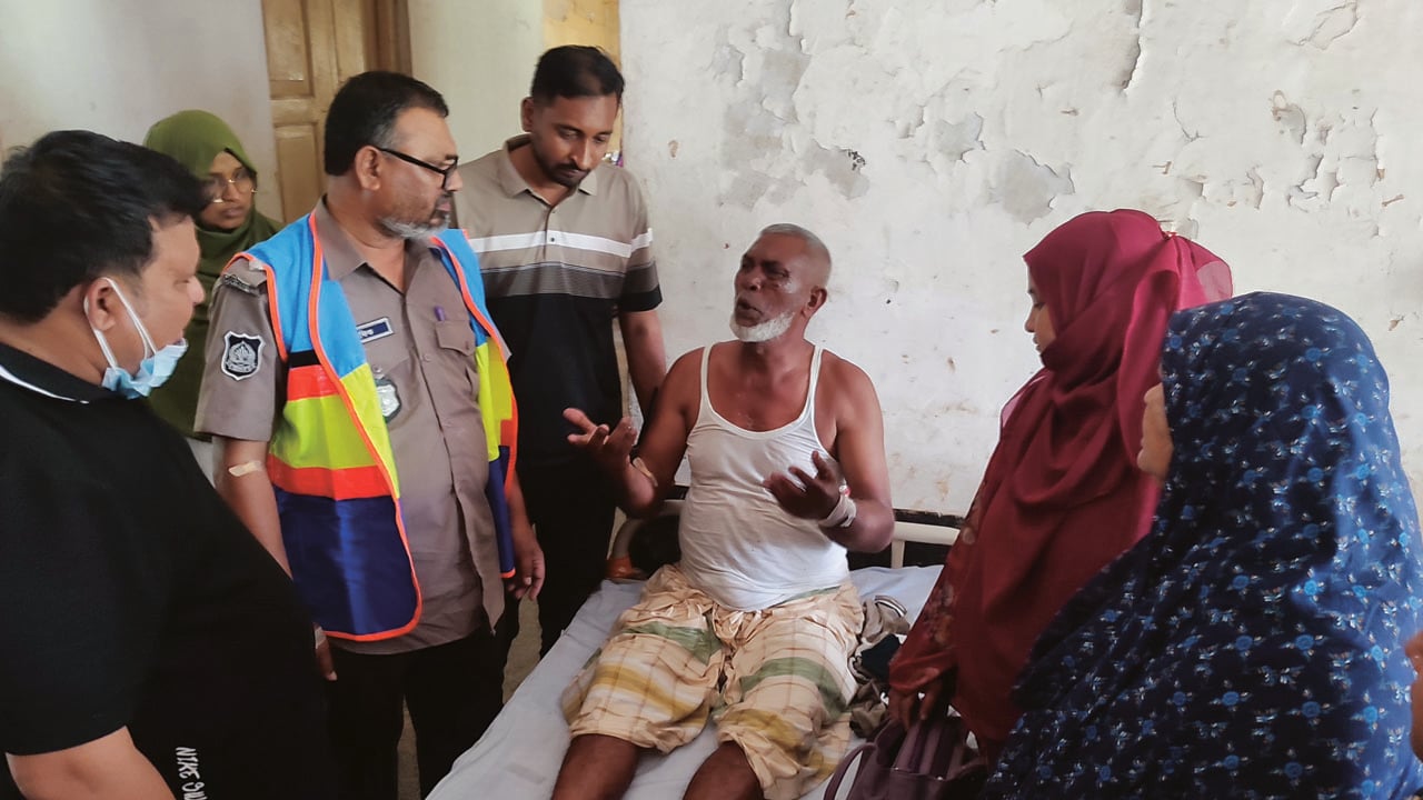 পদ্মায় নৌপুলিশের ওপর দুর্বৃত্তদের হামলা, গুলিবিদ্ধ ৬