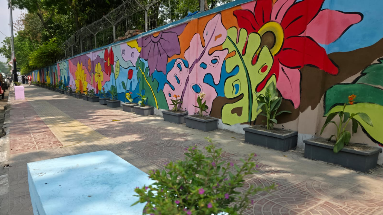 ফুলে ফুলে ভরে উঠলো ঢামেকের ফুটপাত