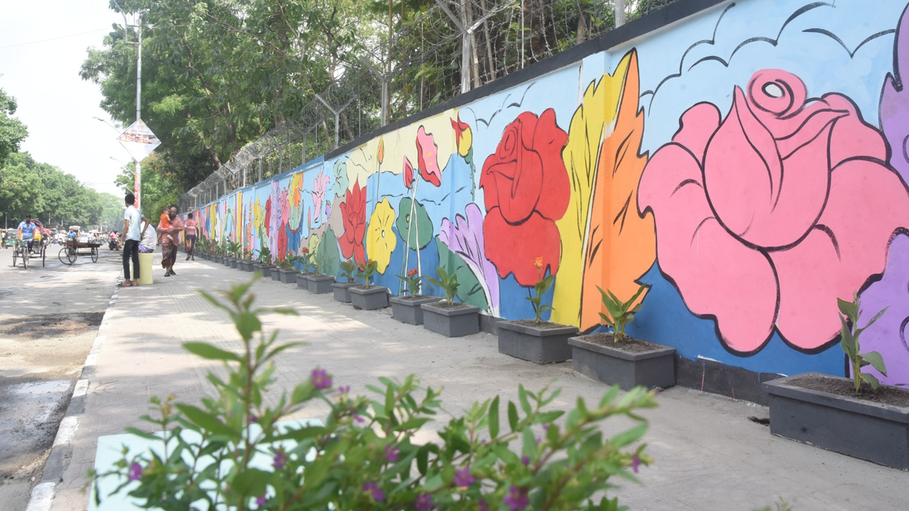 নান্দনিক রূপে ঢামেকের ফুটপাত