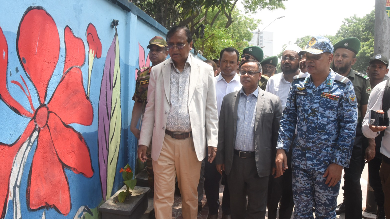 নান্দনিক ফুটপাত পরিদর্শন করেন ডিএসসিসি প্রশাসক মো. আব্দুস সালাম