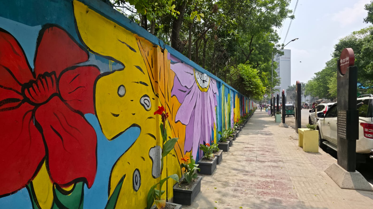 ঢামেক হাসপাতালের সামনের ফুটপাত নতুন রূপ পেয়েছে