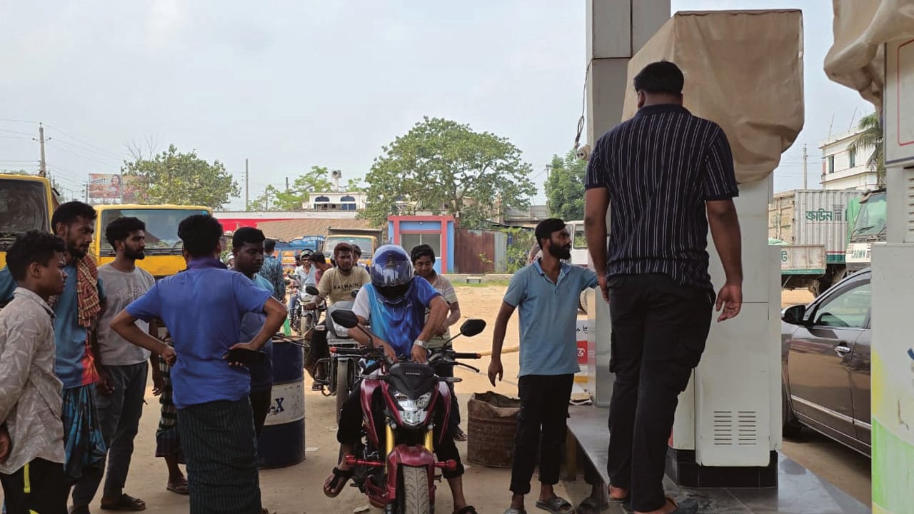 সাতক্ষীরায় মজুত থাকা তেল আগের দামে বিক্রির নির্দেশ, মানছেন না ফিলিং স্টেশন মালিকরা