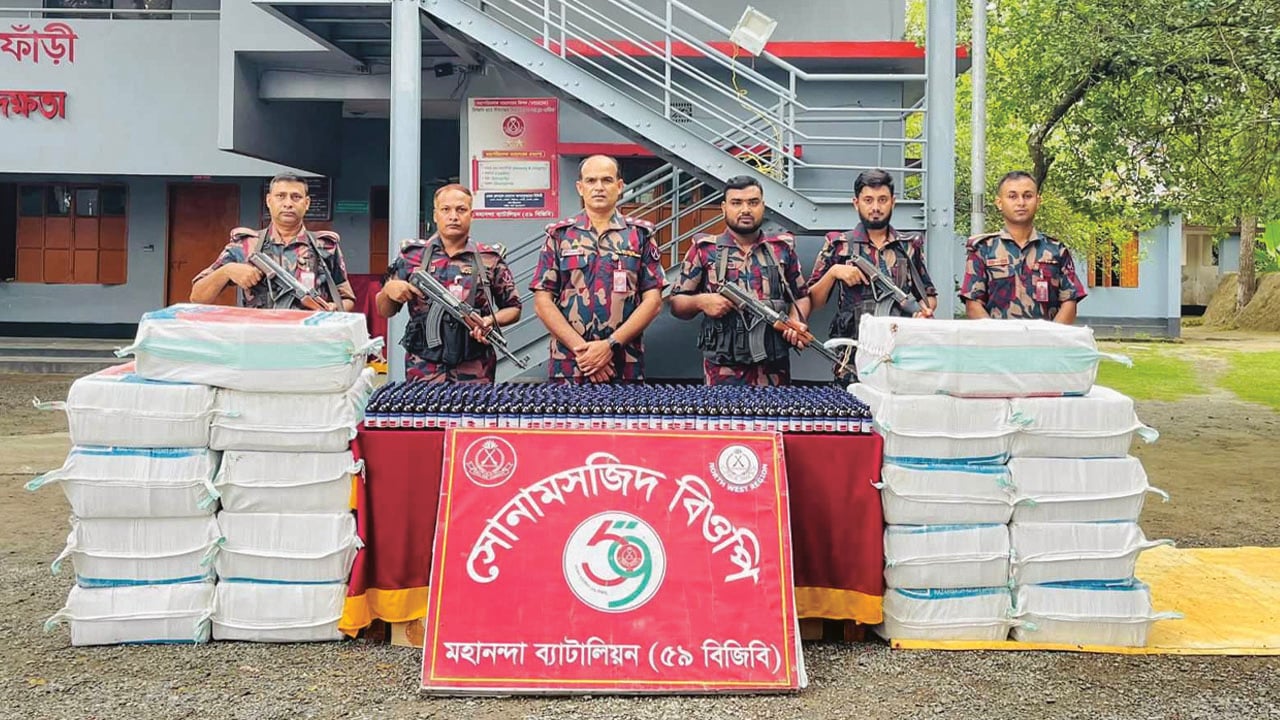 ভারতীয় পাথরের ট্রাকে এলো ৫ হাজার বোতল ফেনসিডিল