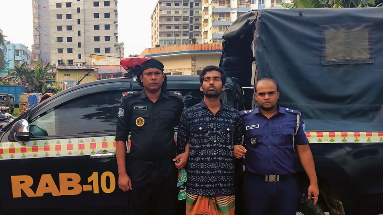 ফরিদপুরে দাদি-ফুফুসহ ৩ জনকে কুপিয়ে হত্যার ঘটনায় যুবক আটক