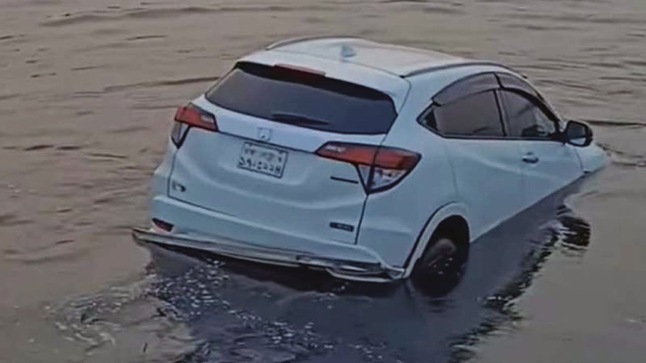 ফেরিতে উঠতে গিয়ে নদীতে পড়লো প্রাইভেট কার