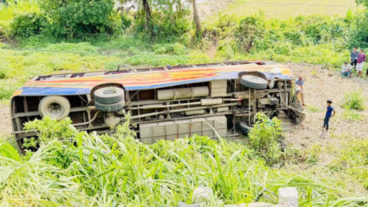 পিকআপের সঙ্গে সংঘর্ষে খাদে যাত্রীবাহী বাস, নিহত ২