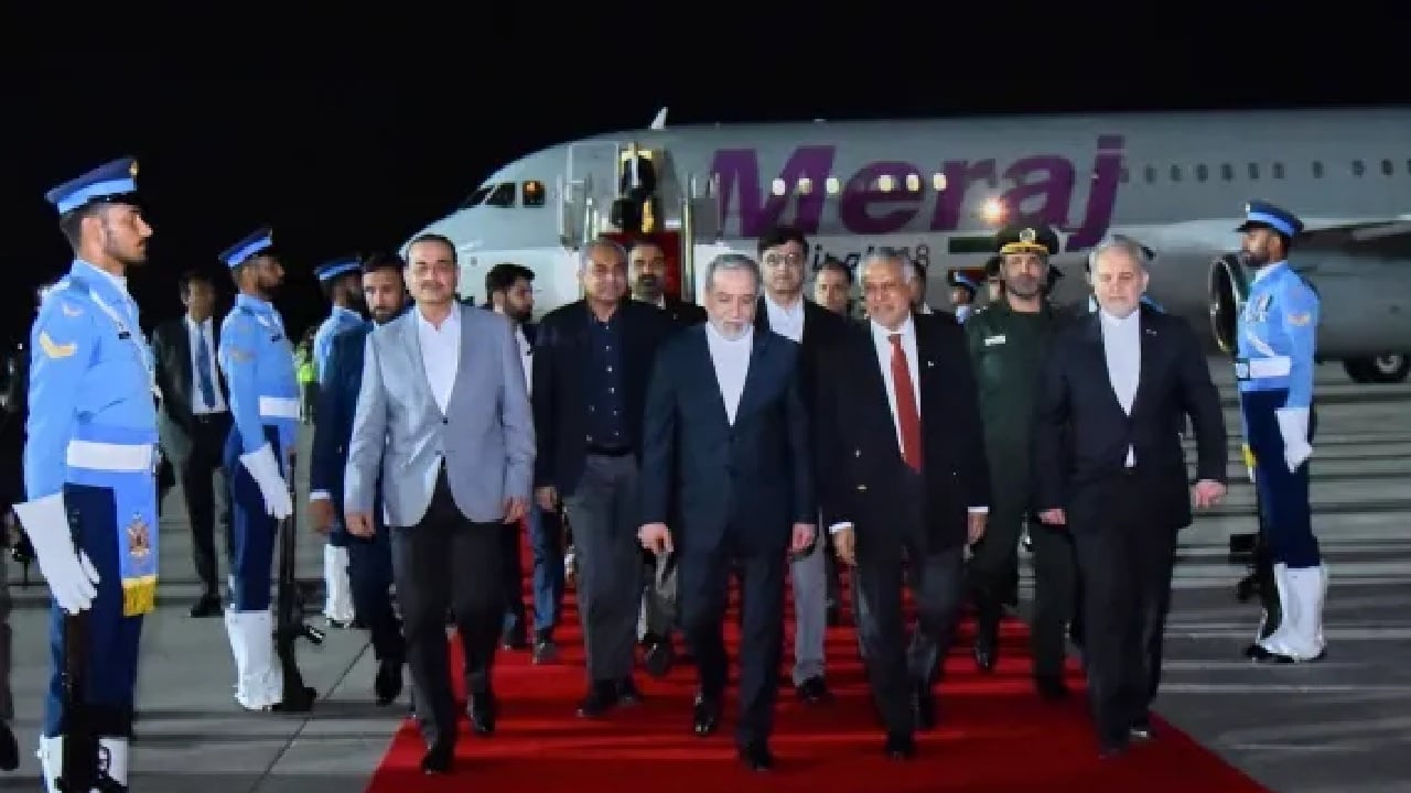 ওমান সফর শেষে ইসলামাবাদে ইরানের পররাষ্ট্রমন্ত্রী