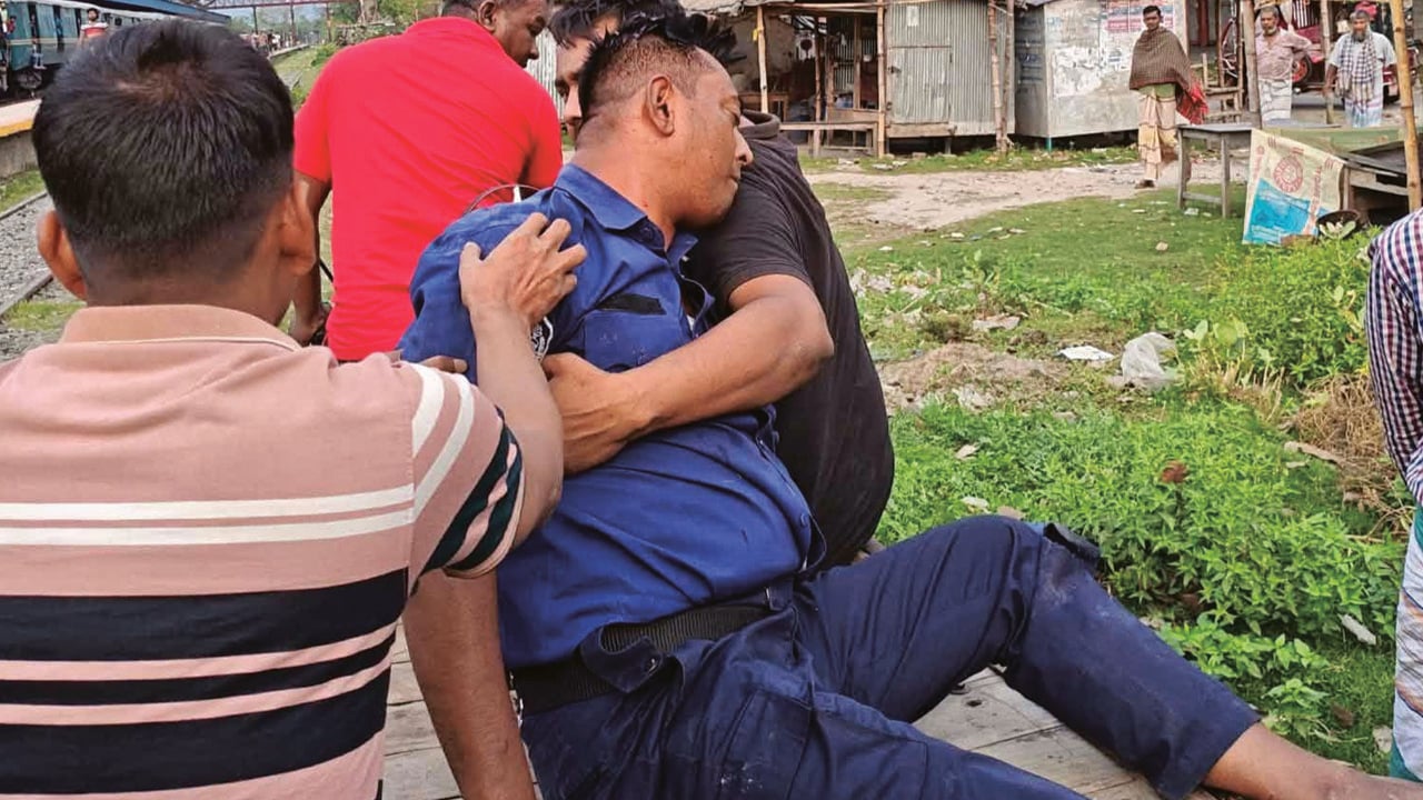 ট্রেন থেকে ছিটকে পড়ে অল্পের জন্য রক্ষা পেলেন পুলিশ সদস্য