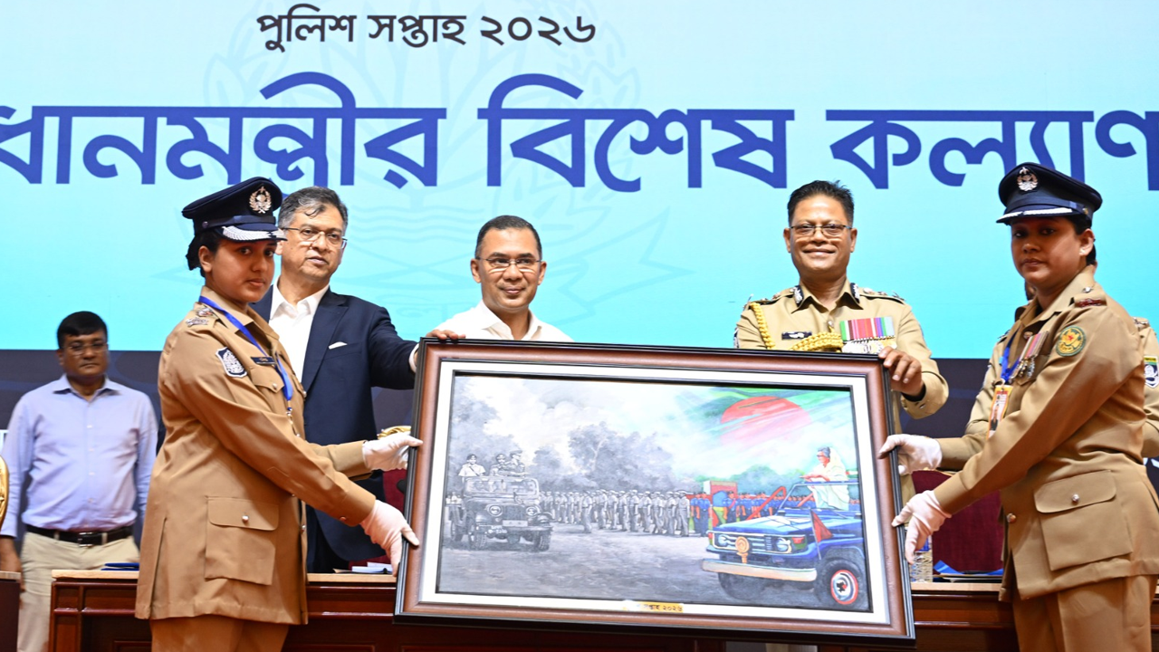 রাজারবাগ পুলিশ অডিটোরিয়ামে প্রধানমন্ত্রী তারেক রহমানকে শুভেচ্ছা উপহার হিসেবে একটি পেইন্টিং তুলে দেওয়া হয়