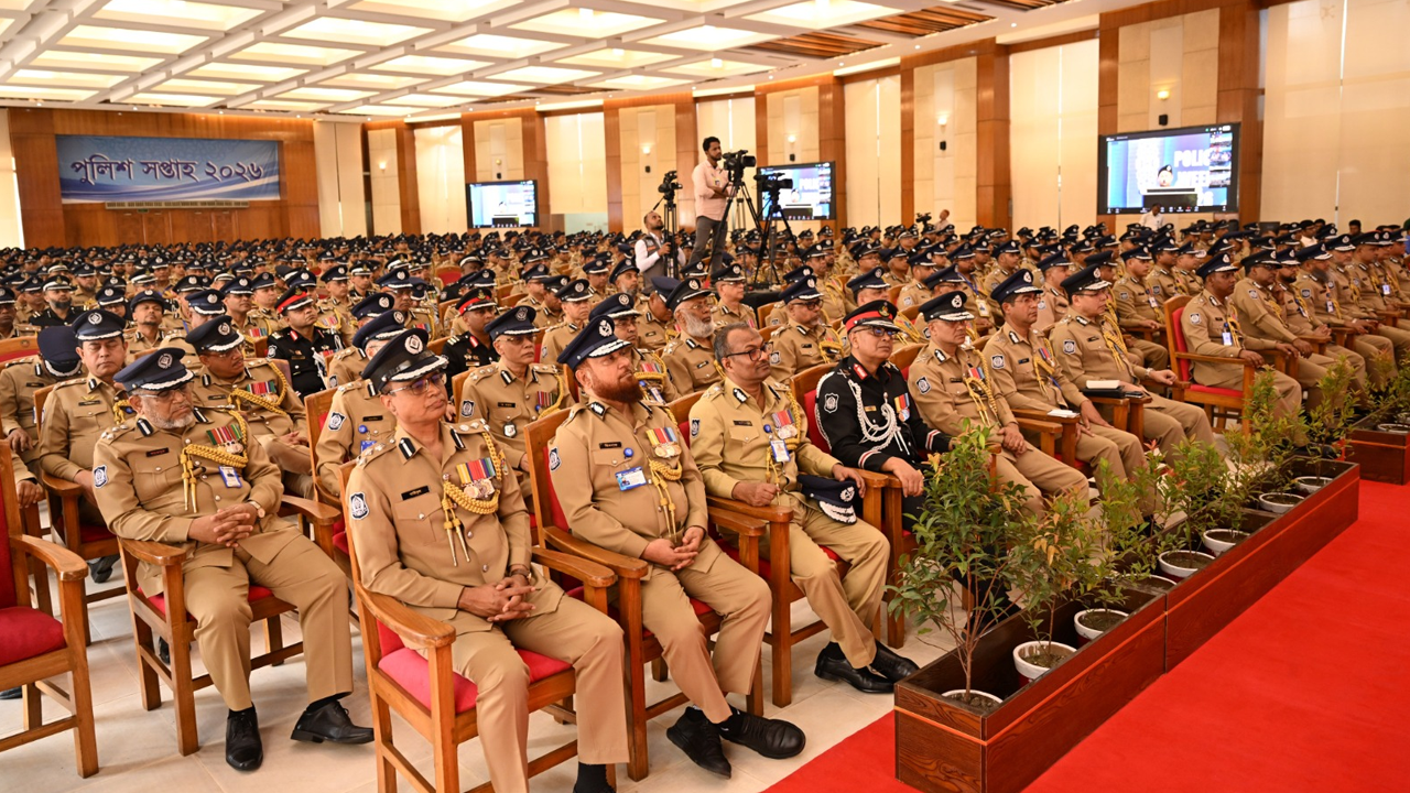 রাজারবাগ পুলিশ অডিটোরিয়ামে আয়োজিত অনুষ্ঠানে পুলিশ কর্মকর্তারা