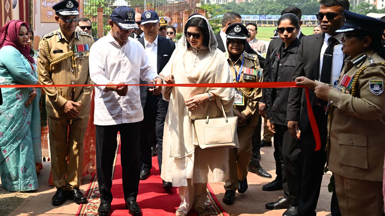 প্রধানমন্ত্রী তারেক রহমান পুলিশ নারী কল্যাণ সমিতি (পুনাক)-এর স্টল উদ্বোধন করেন। এসময় তার সহধর্মিণী ডা. জুবাইদা রহমান উপস্থিত ছিলেন