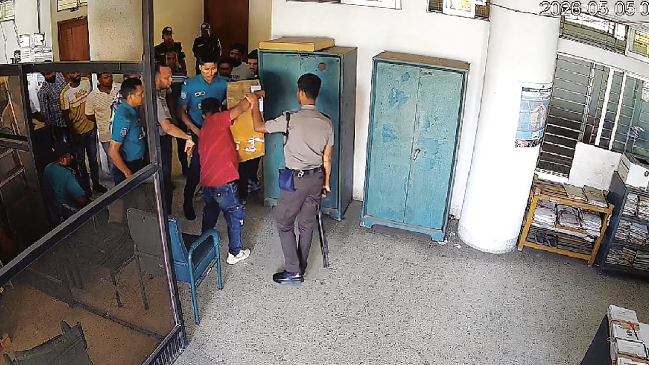 পুলিশের সামনেই টেন্ডার বাক্স ছিনতাই