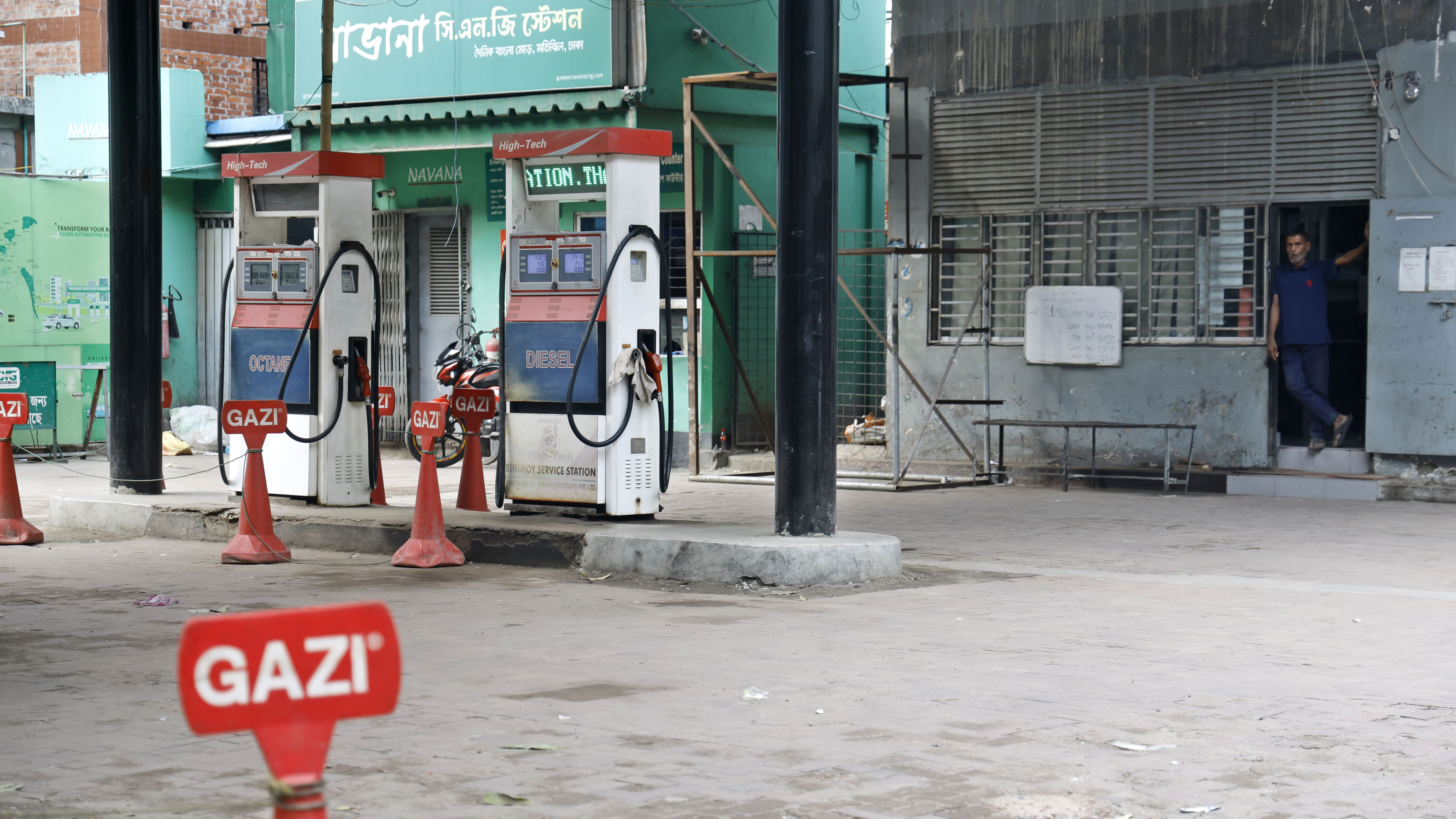 তেল না থাকায় কয়েকটি পাম্প বন্ধ করে দেন মালিকরা