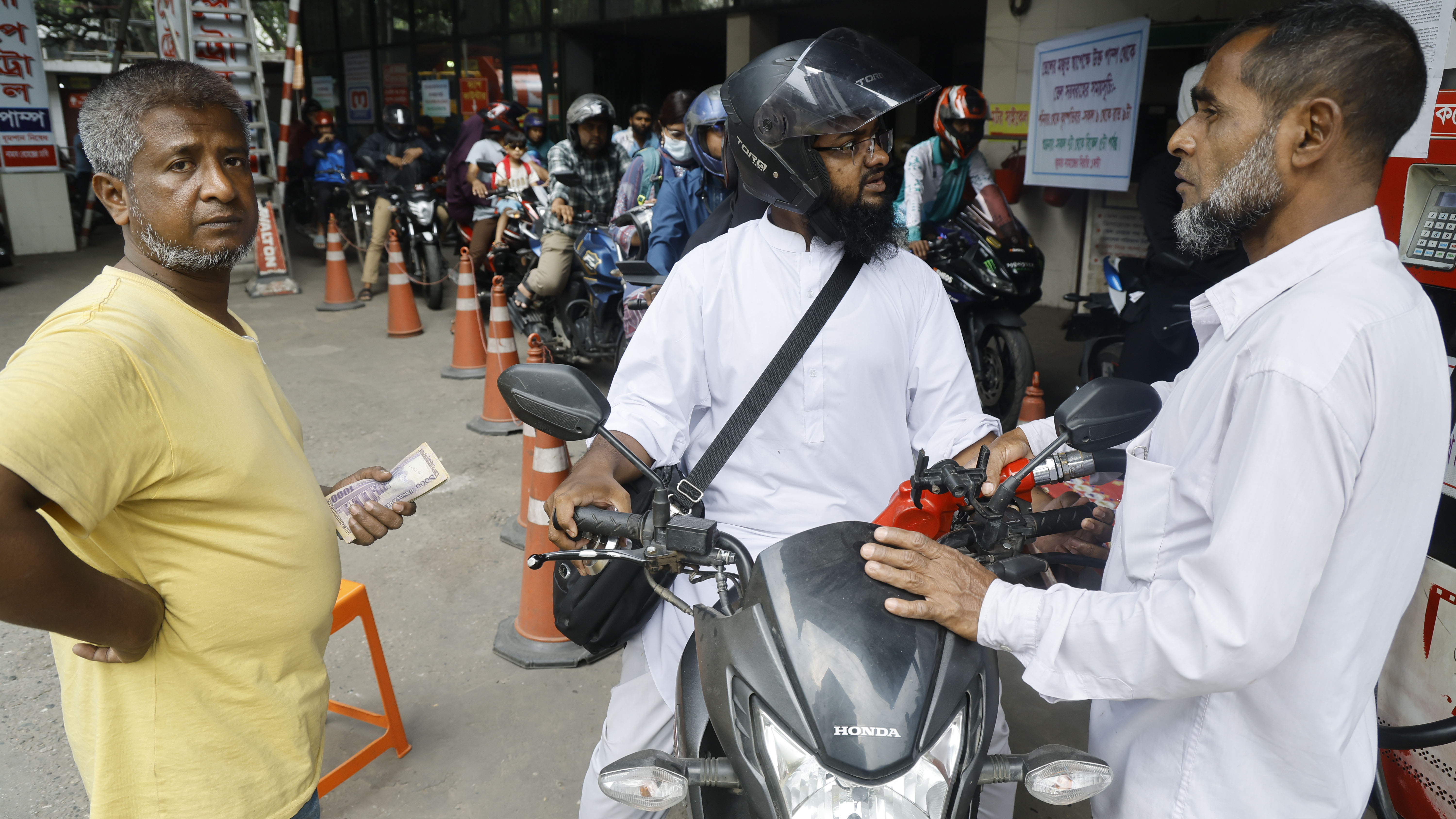 কয়েক ঘণ্টা দাঁড়িয়ে নির্দিষ্ট পরিমান তেল পাচ্ছেন গ্রাহকরা