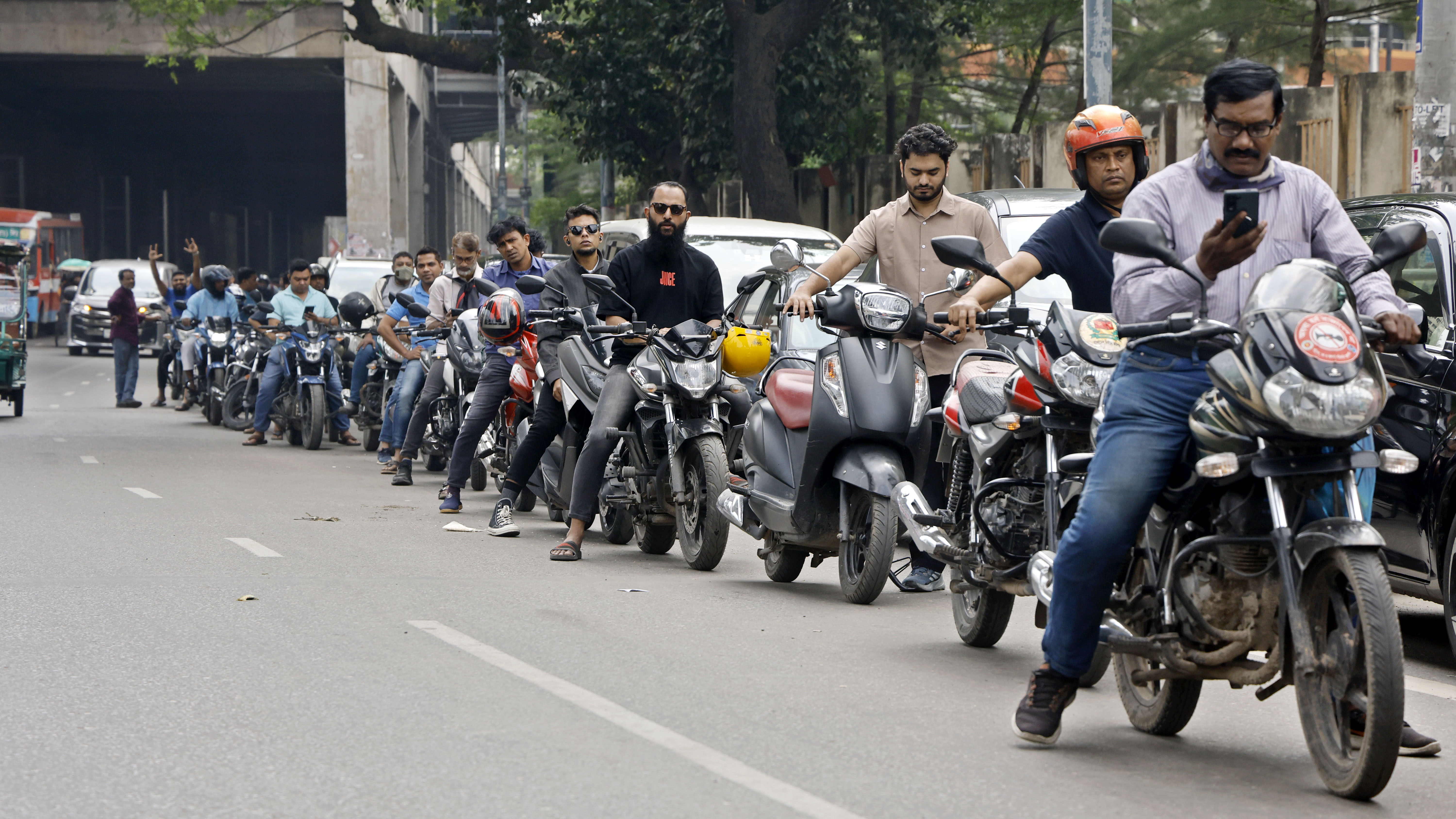 রাজধানীর পরীবাগে পেট্রোল পাম্পে জ্বালানি তেল নিতে দীর্ঘ লাইন