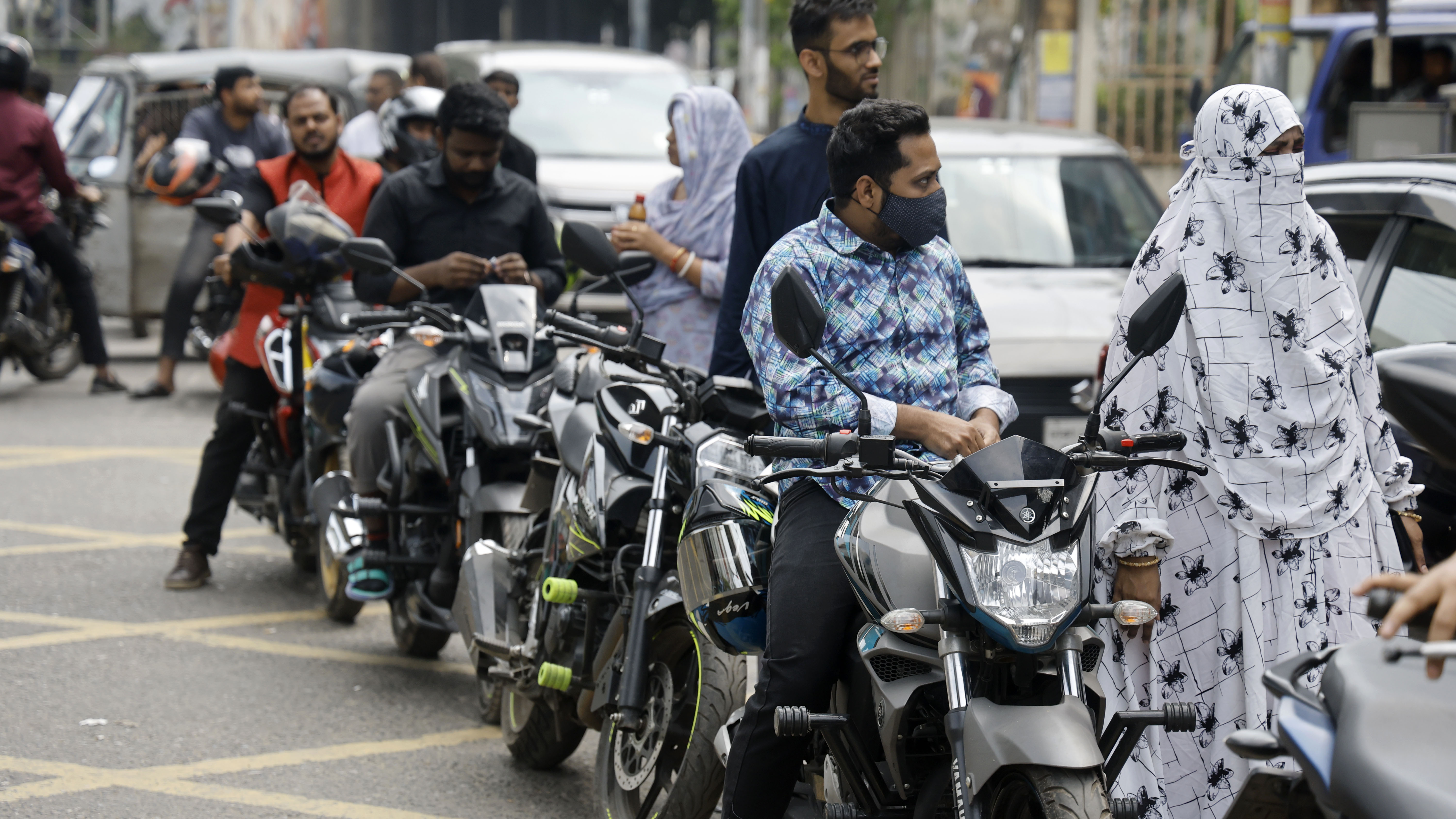 তেল নিতে এসে ঘণ্টার পর ঘণ্টা লাইনে দাঁড়িয়ে বিড়ম্বনা পোহাতে হচ্ছে নারীদেরও