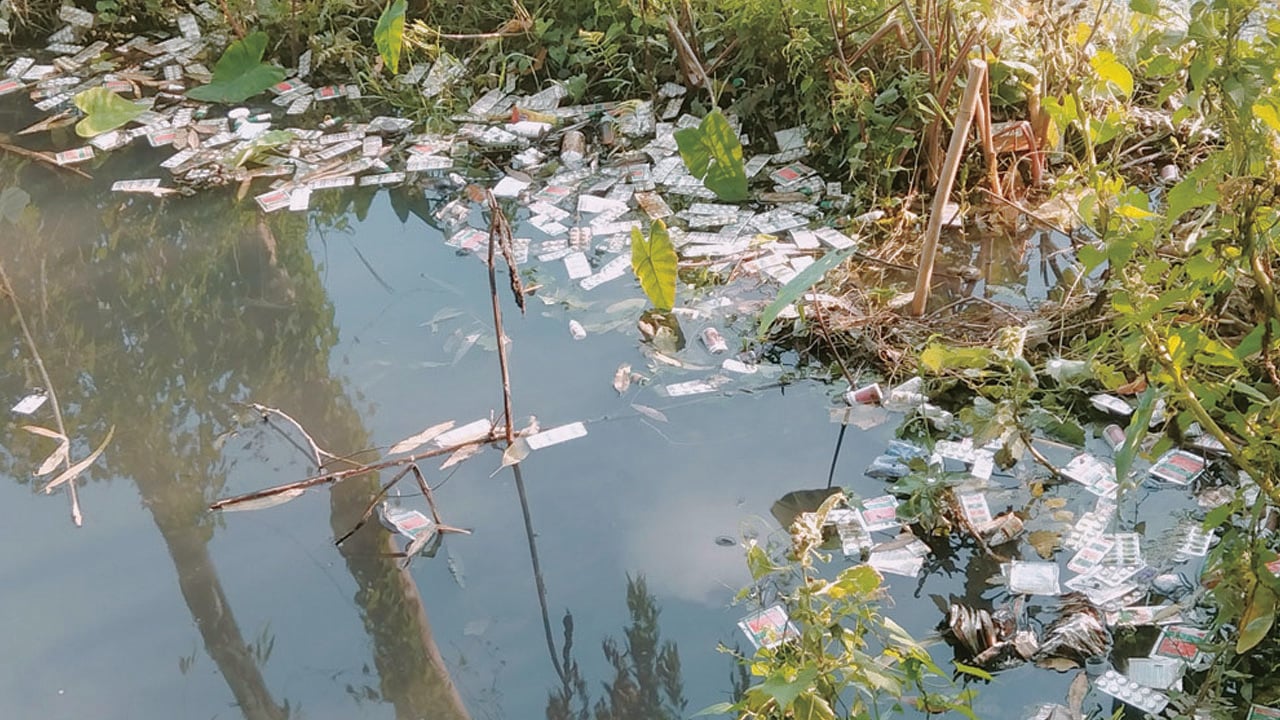 পানিতে ভাসছে সরকারি ওষুধ, তদন্ত কমিটি