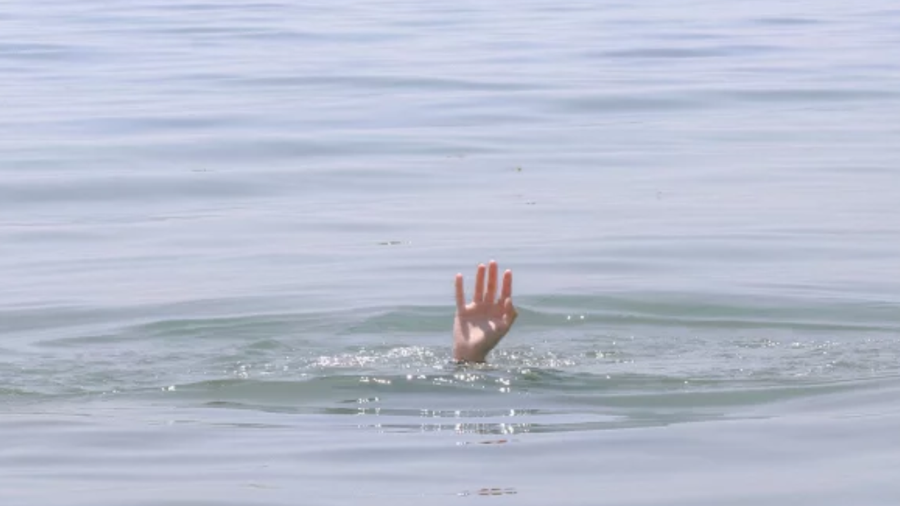 পুকুরে পড়া ফুটবল তুলতে গিয়ে দুই ভাইয়ের মৃত্যু