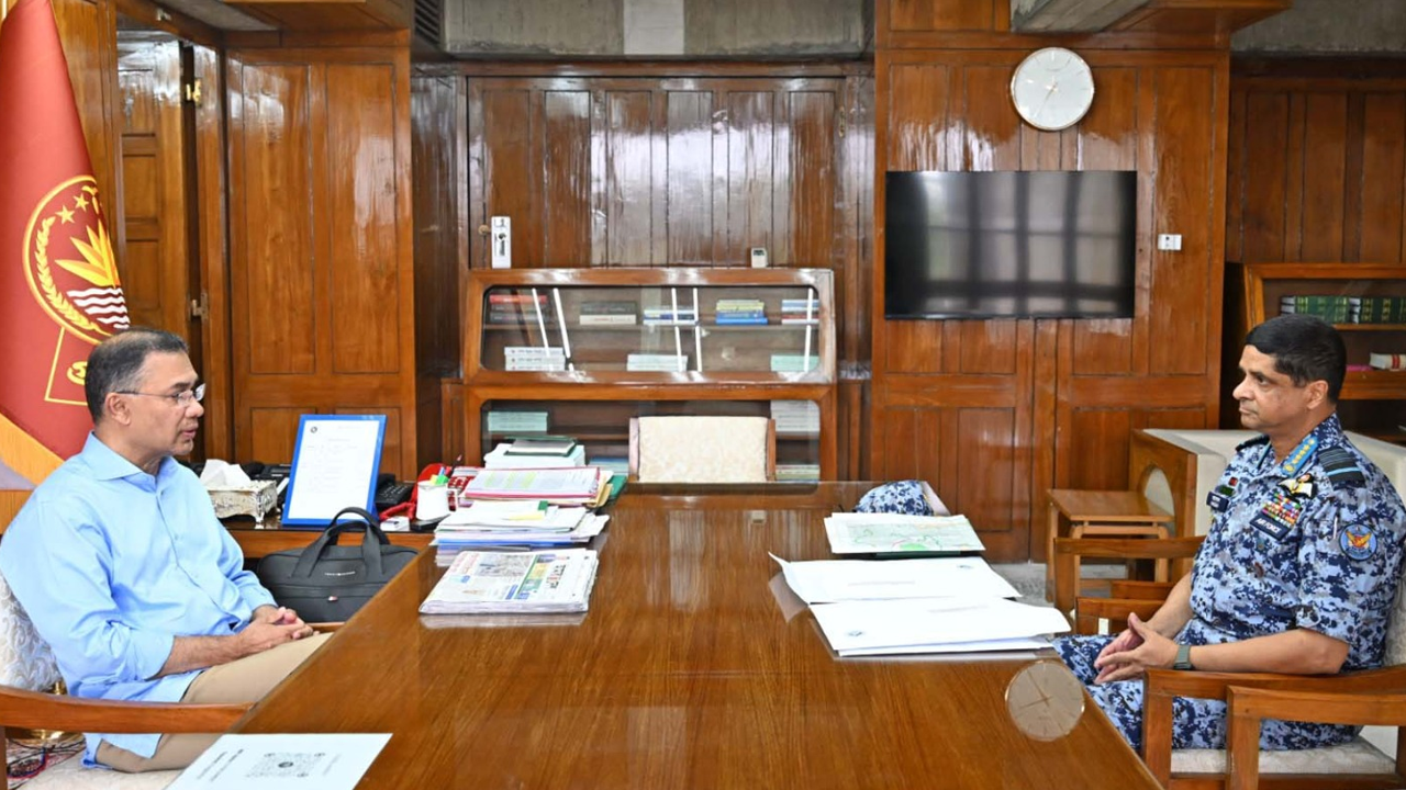 প্রধানমন্ত্রীর সঙ্গে বিমান বাহিনী প্রধানের সাক্ষাৎ