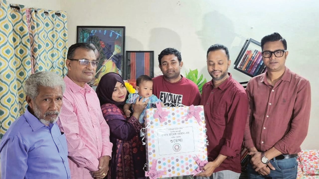 প্রধানমন্ত্রীর উপহার পেয়ে খুশি শিশু নাসরের পরিবার