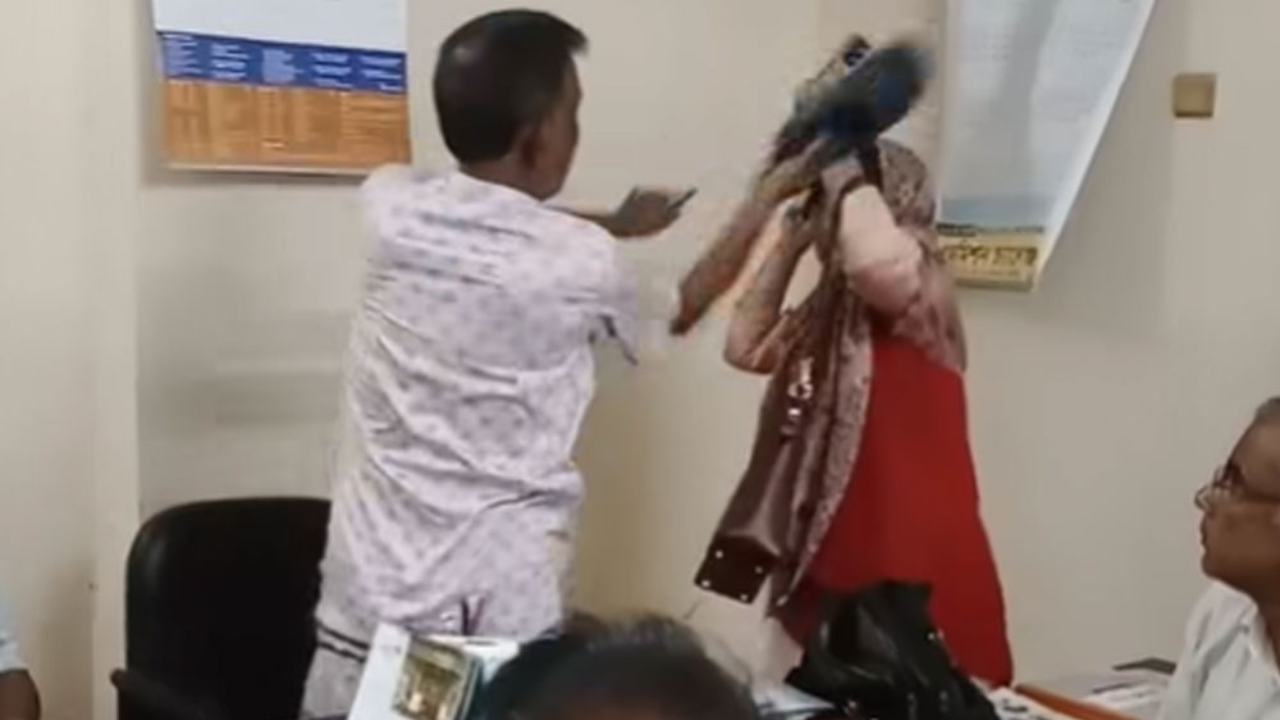 পরীক্ষা চলাকালে কলেজে ঢুকে শিক্ষিকাকে জুতাপেটা