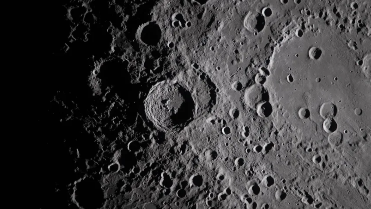 পুরোনো ও বৃহত্তর হার্টজস্প্রাং অববাহিকার কিনারায় ভ্যাভিলভ জ্বালামুখটি দেখা যায়