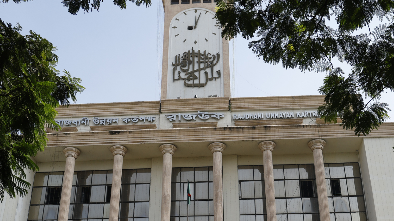 পরিত্যক্ত সম্পত্তিতে নকশা দিচ্ছে রাজউক