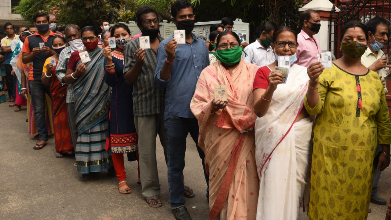 পশ্চিমবঙ্গ বিধানসভা নির্বাচনে প্রথম দফার ভোটগ্রহণ চলছে