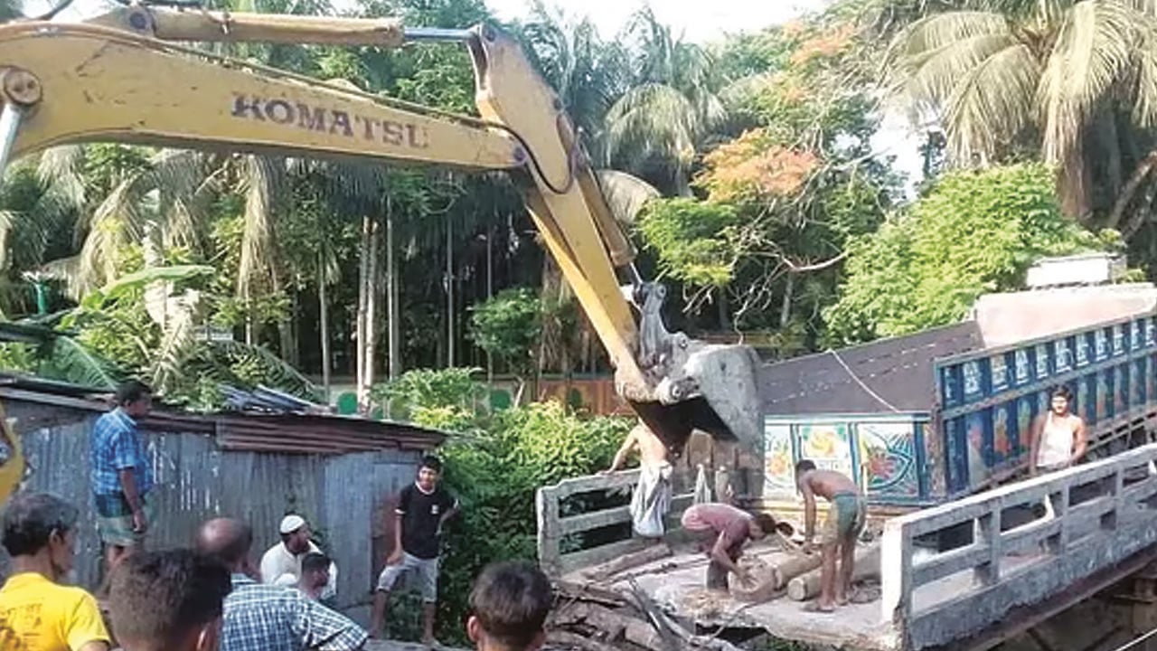 পাথরবোঝাই ট্রাকের ভারে ভেঙে গেলো সেতু