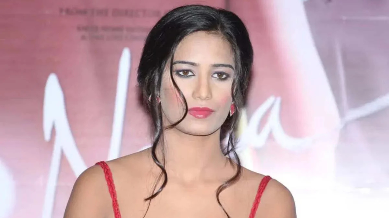 পত্রিকায় খবর দেখে পুনম পাণ্ডেকে চড় মারেন বাবা