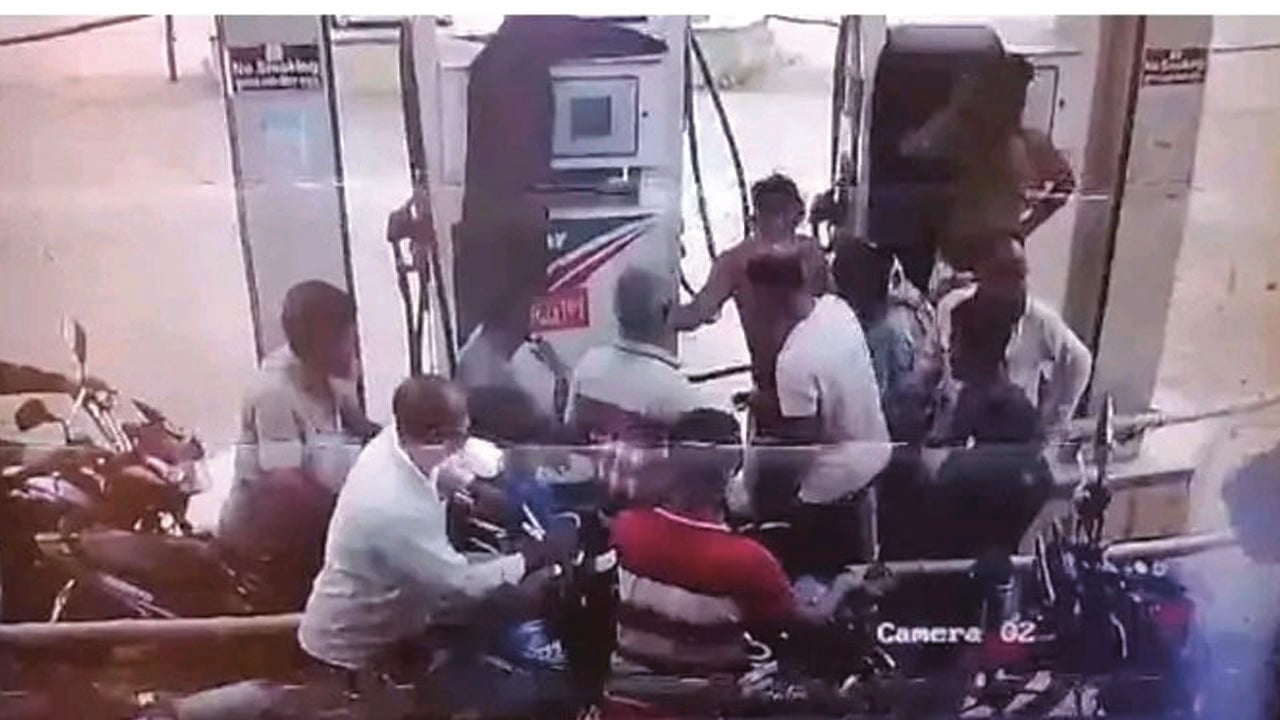 ফিলিং স্টেশনের কর্মীর গলায় ছুরি ধরে ১৬৭ লিটার পেট্রোল লুট