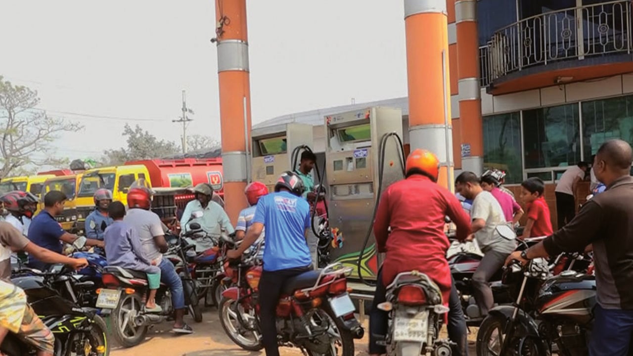 ফিলিং স্টেশনে চাহিদা মতো তেল পাচ্ছেন না গ্রাহকরা