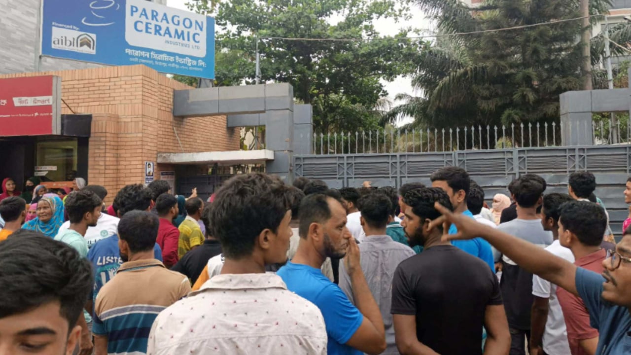 বেতনের দাবিতে আন্দোলনরত শ্রমিকদের ওপর পুলিশের হামলা, আহত ৬