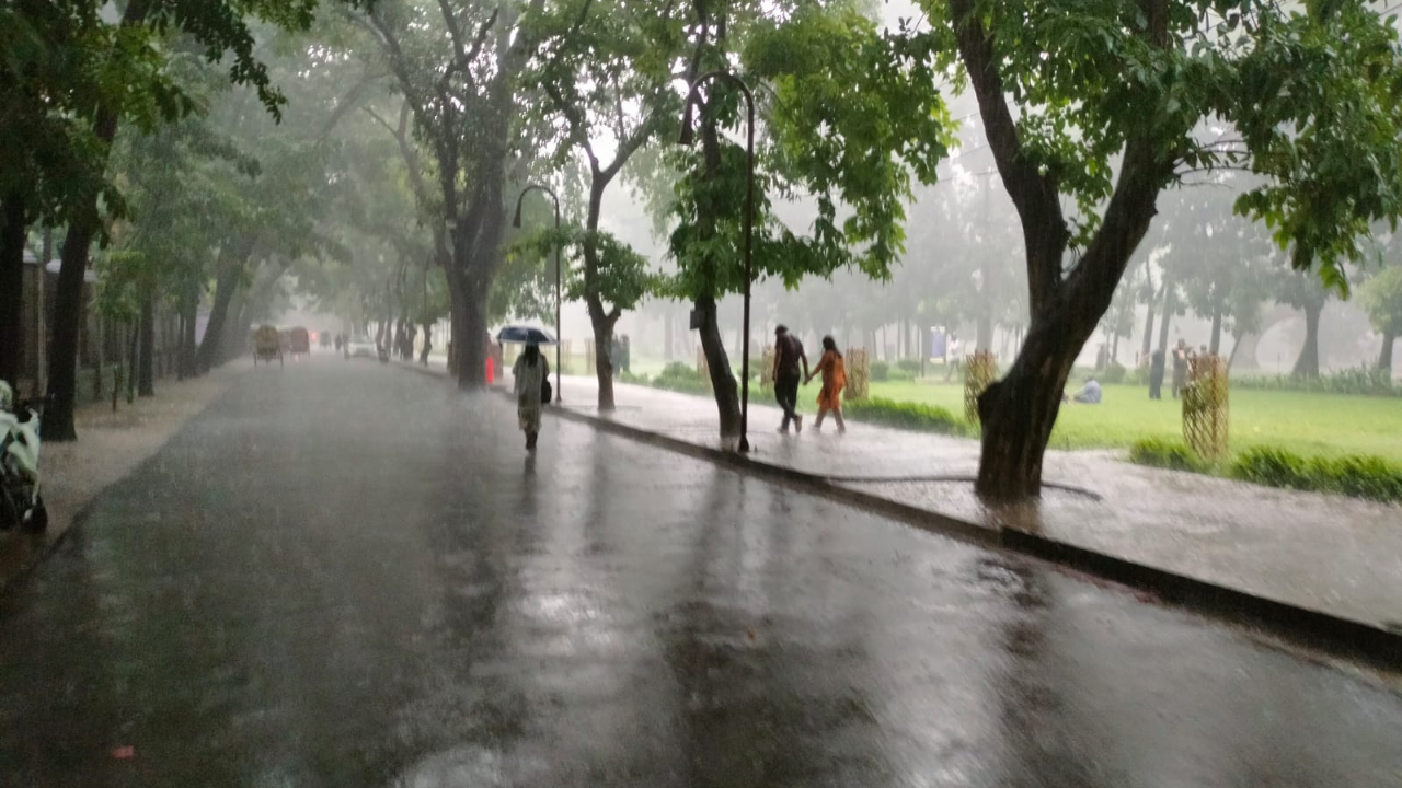 টানা ৩ দিন বজ্রসহ বৃষ্টির পূর্বাভাস