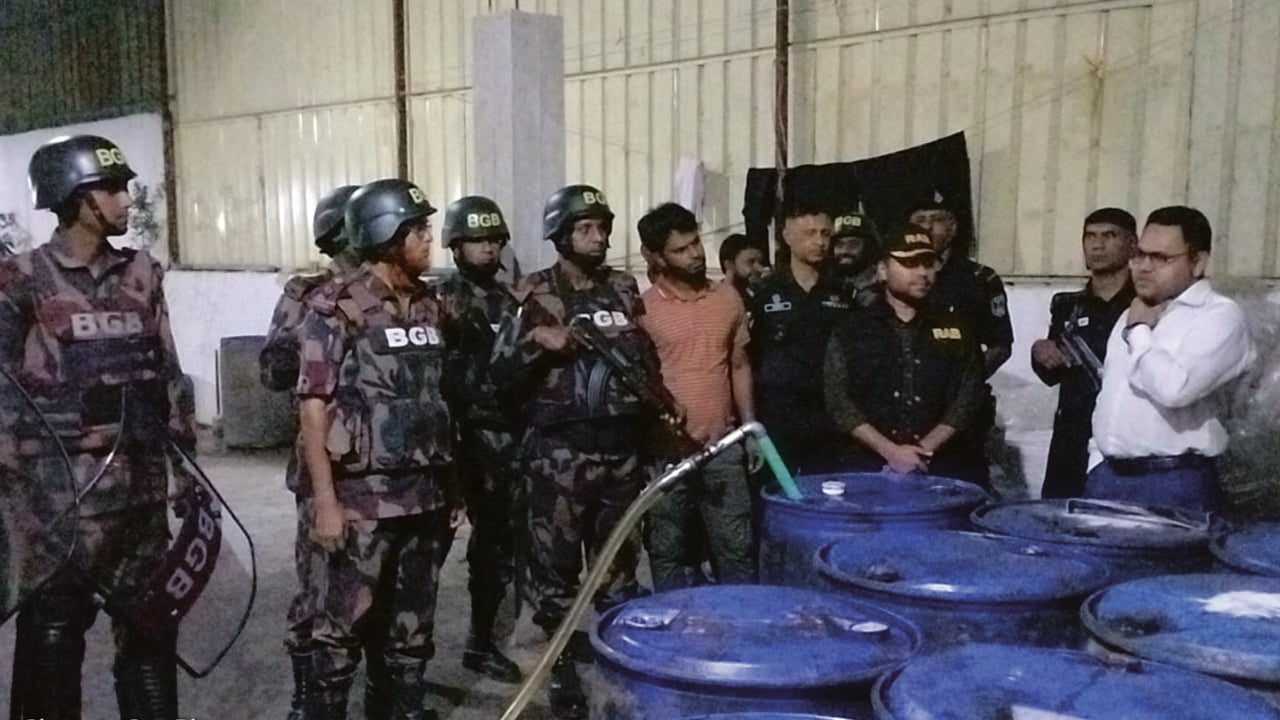 রূপগঞ্জে অবৈধ সয়াবিন তেল কারখানায় অভিযান