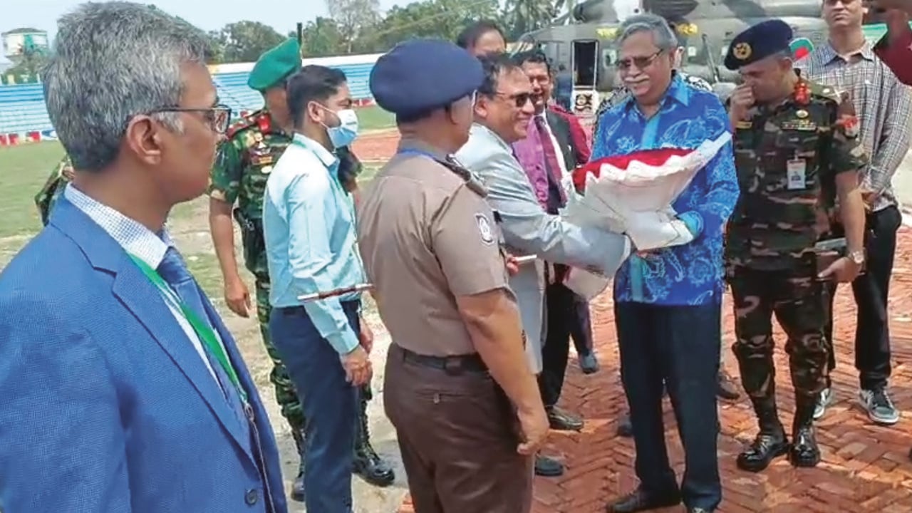 নিজ জেলা পাবনায় পৌঁছেছেন রাষ্ট্রপতি