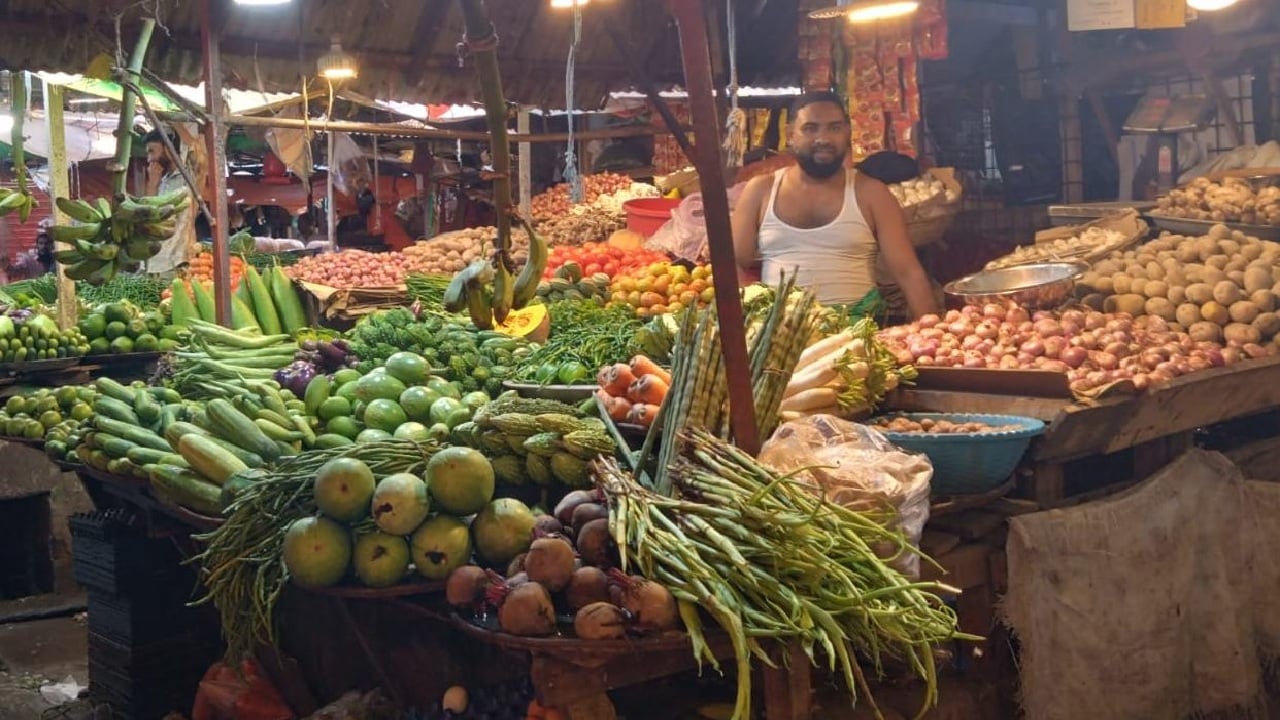টানা বৃষ্টিতে অস্থির সবজির বাজার, বিপাকে নগরবাসী