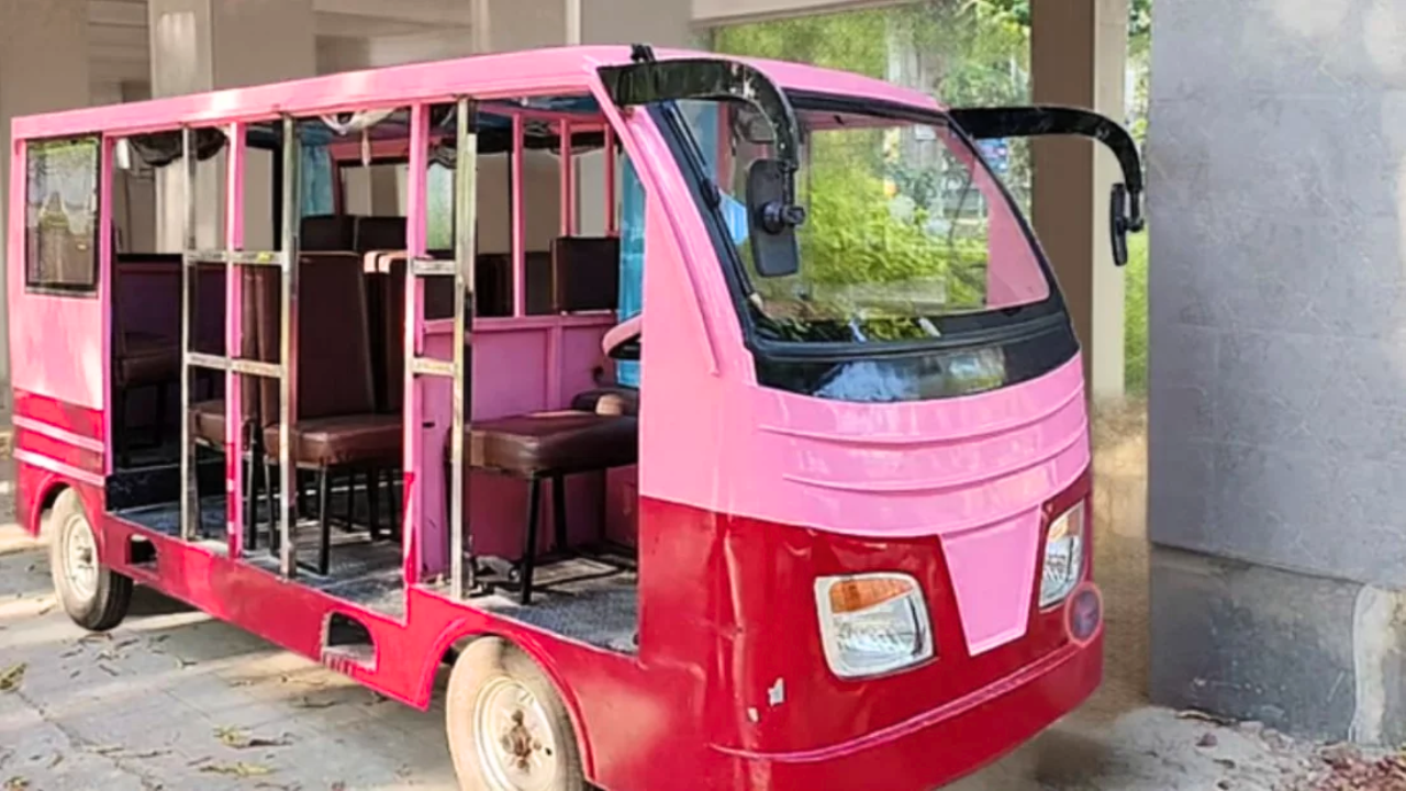 রুয়েটে ছাত্রীদের জন্য বৈদ্যুতিক গাড়ি চালু