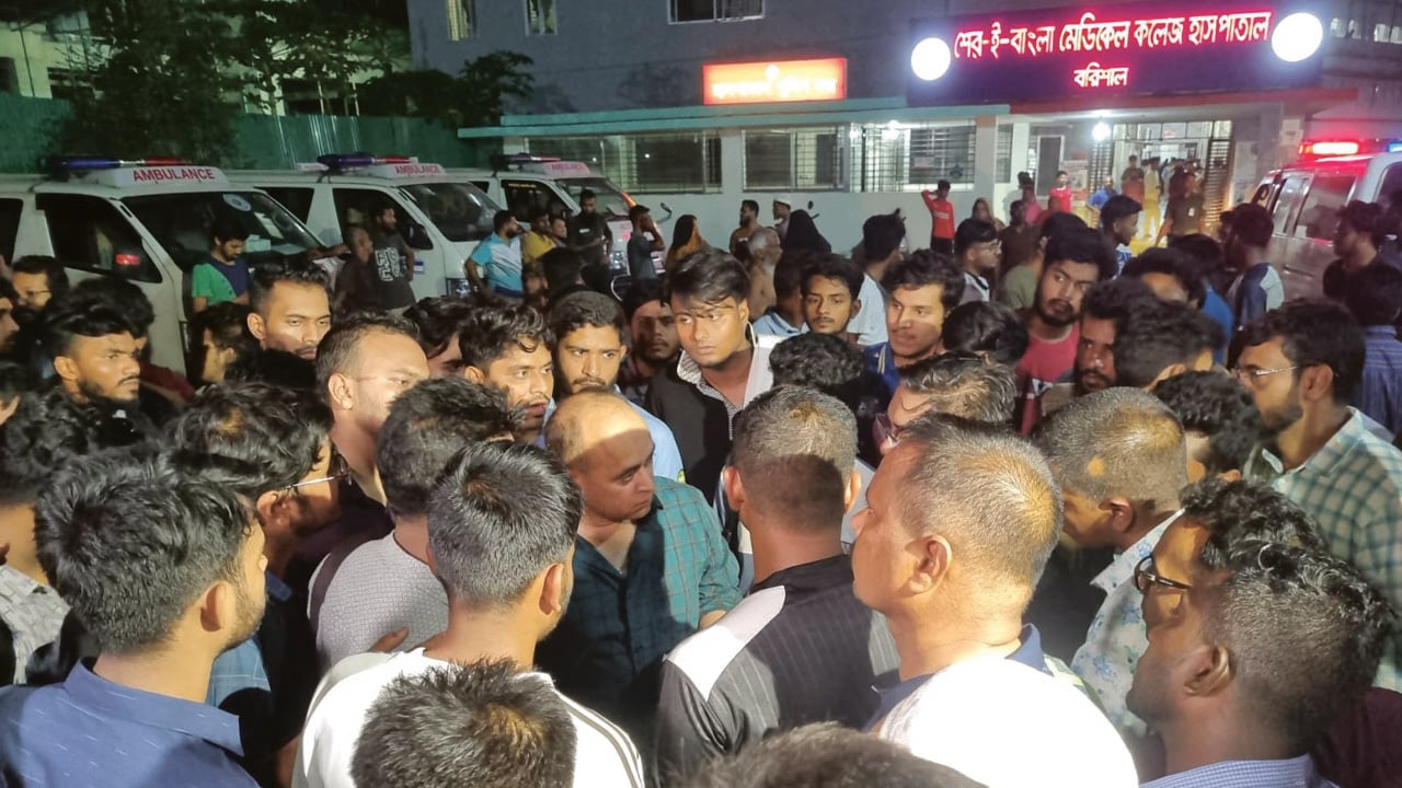 শেবাচিমে নবজাতকের মৃত্যু ঘিরে স্বজন ও ইন্টার্ন চিকিৎসকদের হাতাহাতি