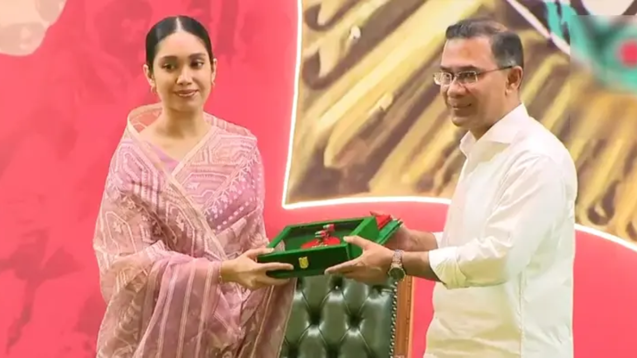 স্বাধীনতা পুরস্কার প্রাপ্তদের পদক তুলে দিলেন প্রধানমন্ত্রী