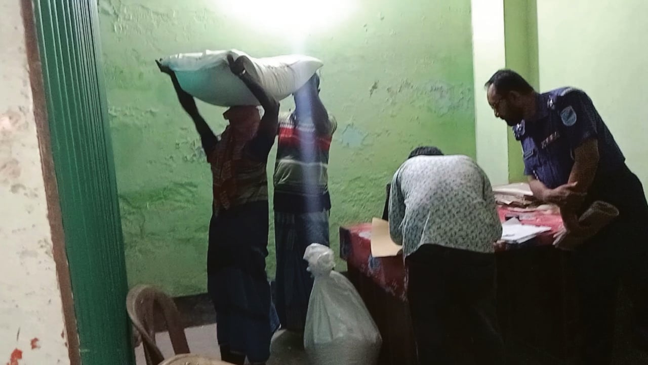 সাবেক কাউন্সিলরের বাড়ি থেকে ভিজিএফের ৬৩০ কেজি চাল উদ্ধার