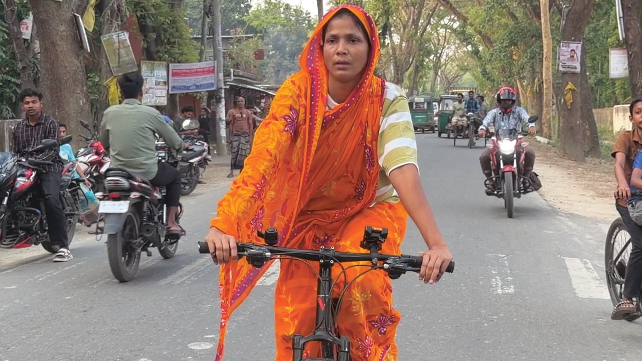মনের কষ্ট লুকাতে সাইকেল চালান স্বপ্না