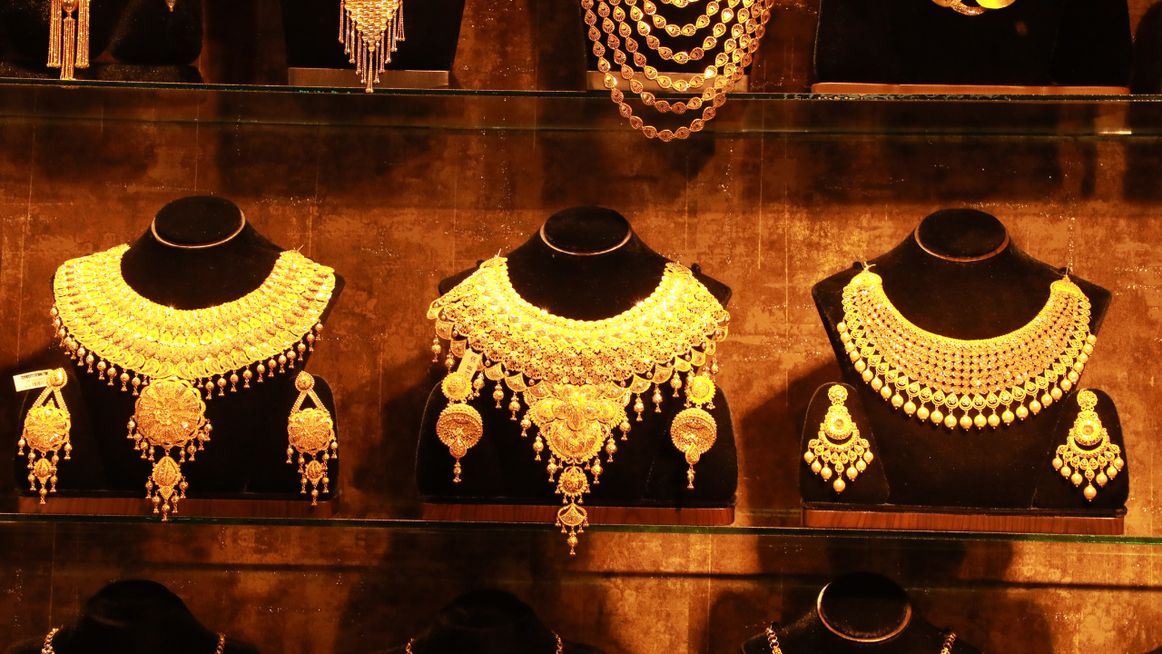 স্বর্ণের দাম কমলো ভরিতে ৪৪৩২ টাকা