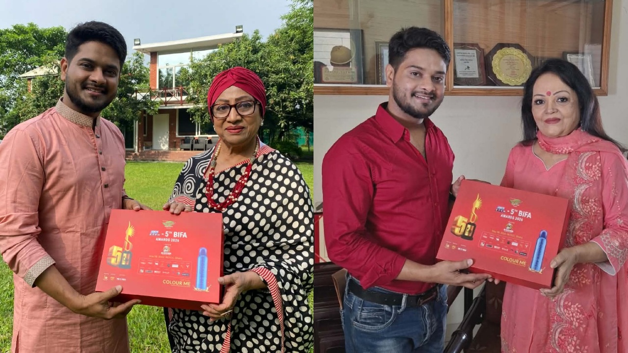 সুচন্দা ও সাবিনা ইয়াসমিনের হাতে অ্যাওয়ার্ডের সুভ্যেনির তুলে দিচ্ছেন আয়োজকবৃন্দ 2