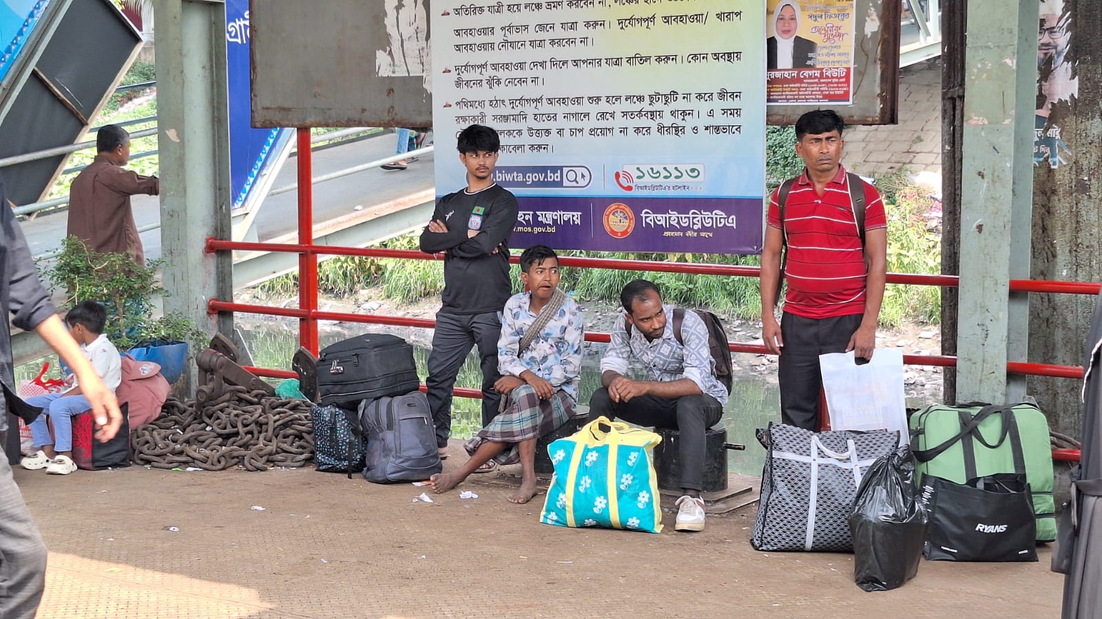 লঞ্চের জন্য অপেক্ষায় যাত্রীরা