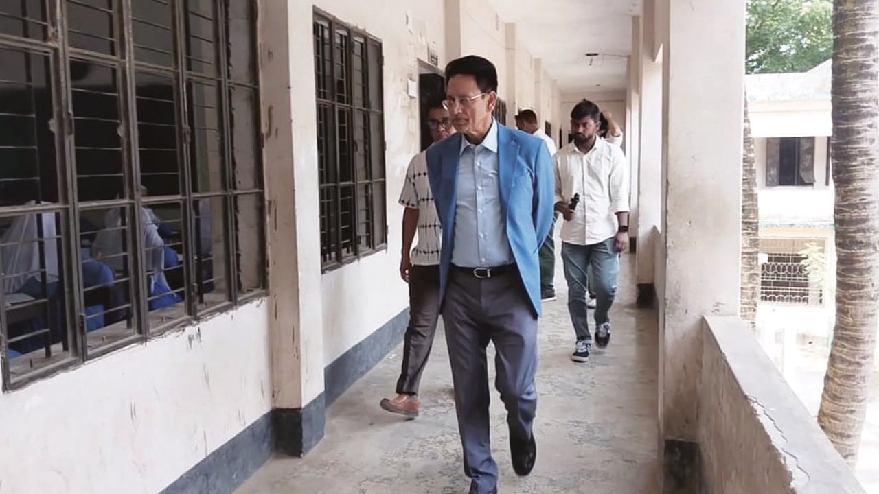 সিংগাইরে আকস্মিক এসএসসি পরীক্ষার কেন্দ্র পরিদর্শনে শিক্ষামন্ত্রী