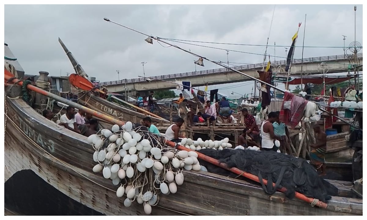 সাগরে মাছ ধরায় দুই মাসের নিষেধাজ্ঞা