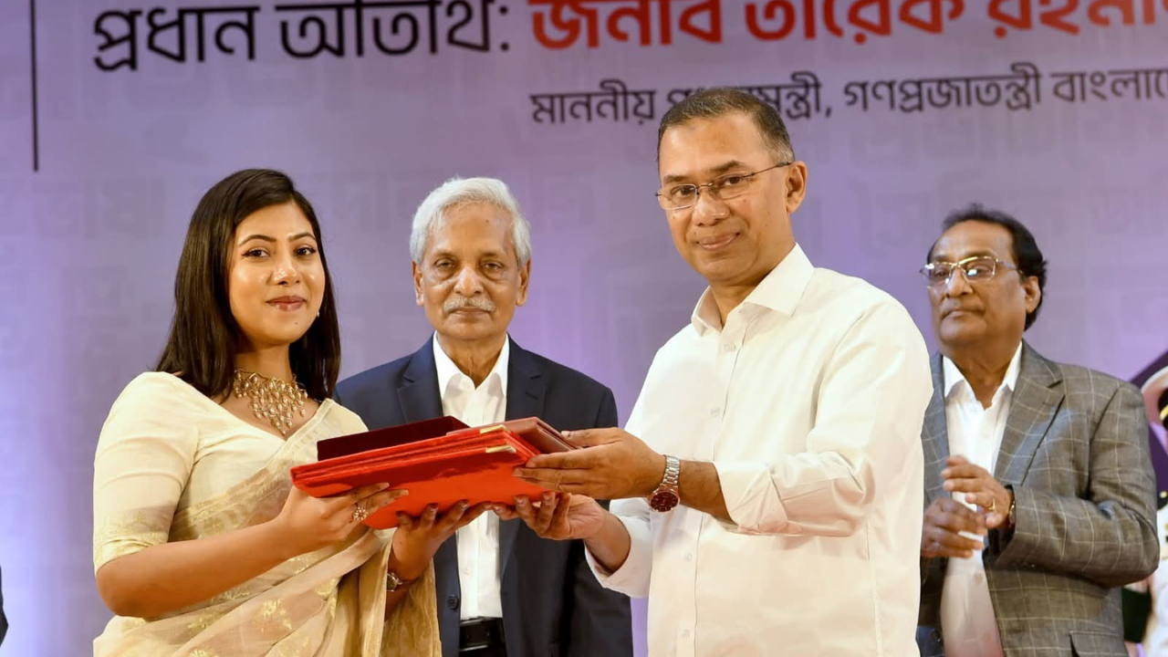 নৃত্যে স্বীকৃতিস্বরূপ অর্থী আহমেদকে একুশে পদক তুলে দেন তারেক রহমান।